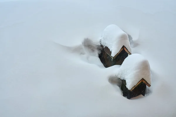 Dwa otwory wentylacyjne w dachu pod dużo śniegu — Zdjęcie stockowe