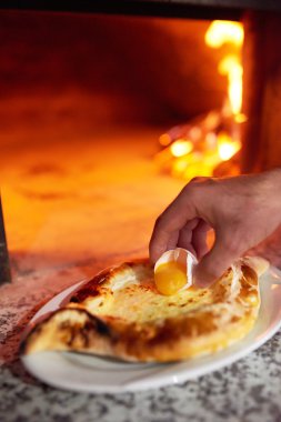 lozhit aşçı yumurta sarısı Acaralı khachapuri içinde. Hazırlık.