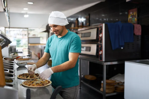 Ingredienti di cucina cuoco allegro in pizzerie. Vista laterale . — Foto Stock