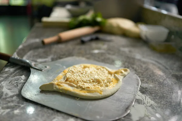 Ajarian khachapuri cru com queijo — Fotografia de Stock