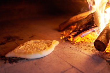 yakacak odun yanan ile fırında pişmiş ham Acaralı khachapuri.
