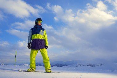 dağlarda gemide duran snowboarder 