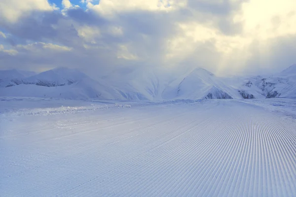 Verwerkt snowcat track, strepen op sneeuw — Stockfoto