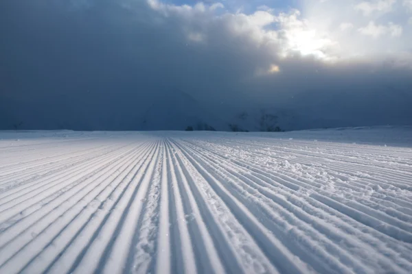 Feldolgozott snowcat pálya csíkok a hó — Stock Fotó