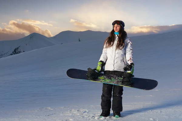 Fille snowboarder est dans les montagnes — Photo