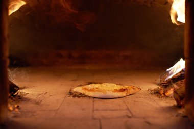 Yakacak odun yanan fırında pişmiş peynirli Acaralı khachapuri.