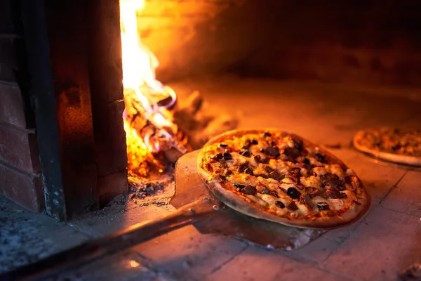 Pronto a prendere il forno della pizza con il fuoco sulla lama . — Foto Stock