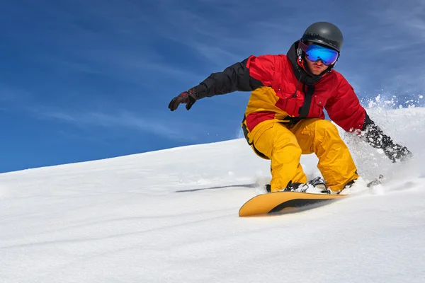Snowboarder chevauchant rapidement sur piste freeride neige sèche . — Photo