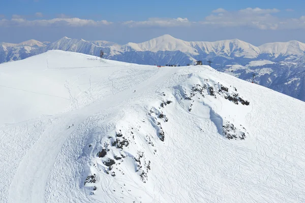 Alpin skidanläggning skidbackar på avstånd — Stockfoto