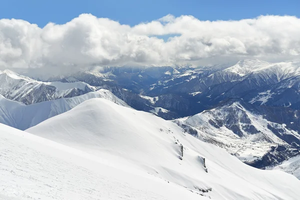 Зимний пейзаж снежных гор — стоковое фото