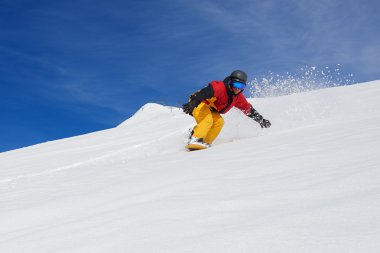 snowboard çok hızlı bir şekilde yamaç freerider gider