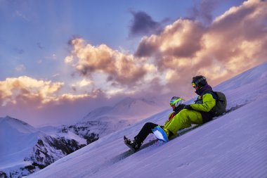 İki snowboard yamaçlarında yan yalan 