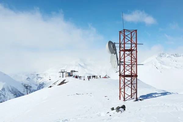 Телекоммуникационная башня на горнолыжном курорте . — стоковое фото