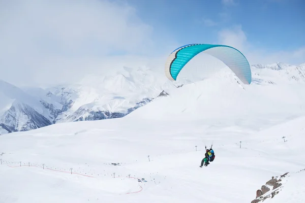 Parapente diurno nas áreas montanhosas — Fotografia de Stock