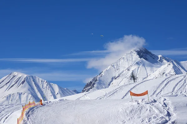 Alpine ski-oord van sneeuw bedekte rotsen heldere winterdag. — Stockfoto