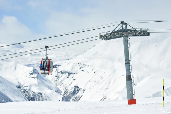 Gondolbanan till skidorten — Stockfoto