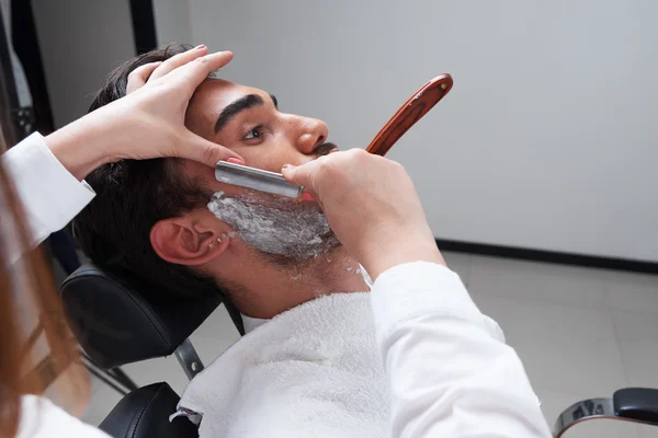 Процесс бритья Парикмахерская лицо крупным планом — стоковое фото