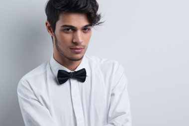 adam stüdyo beyaz arka planda kalıyor