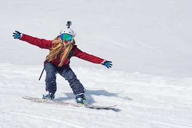 Kız snowboard hızlı bir şekilde eğim ve sesler gider 