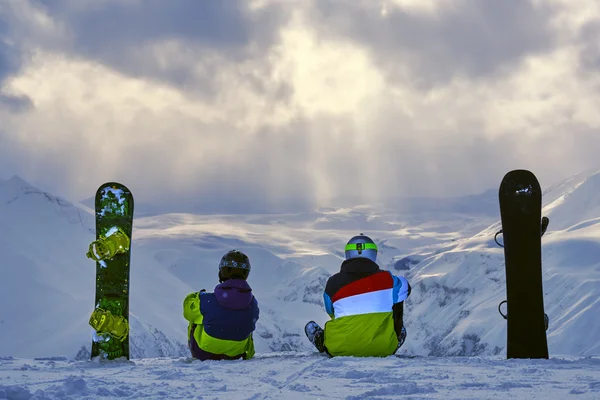 Zwei Snowboarder am Rande der Klippe und bewundern die Winterlandschaft — Stockfoto