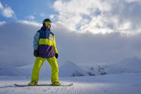 Snowboardista, stojící na šachovnici v horách — Stock fotografie