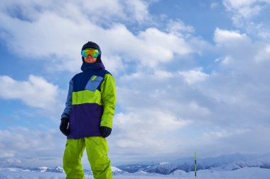  ayakta ve seyir Kayak elbiseli adam  