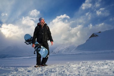 snowboard siyah takım ayakta tümparayı üzerinde yan görünüyor  