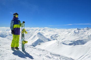 Ben ayakta dağlarda yüksek kurulu ile snowboard