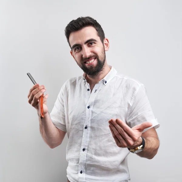 El barbero se queda en el estudio con una navaja de afeitar —  Fotos de Stock