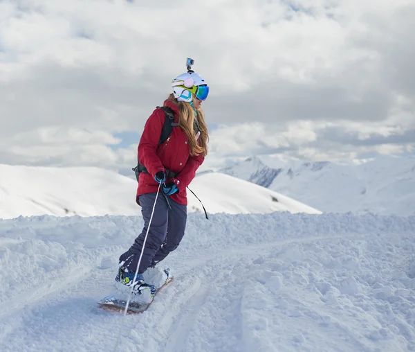 Snowboarderin fährt mit Snowboard am Halteseil. — Stockfoto