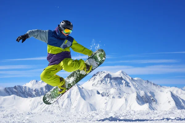 Snowboarder doen truc — Stockfoto