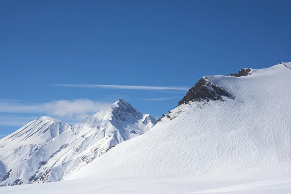 Las rocas alpinas cubiertas de nieve brillante día de invierno . —  Fotos de Stock