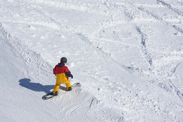 Freeride snowboardista odstartuje na trati, — Stock fotografie