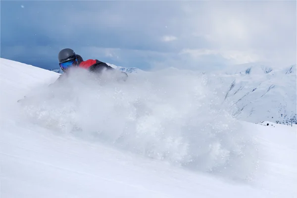 Snowboarder fährt schnell auf trockener Freeride-Piste. — Stockfoto
