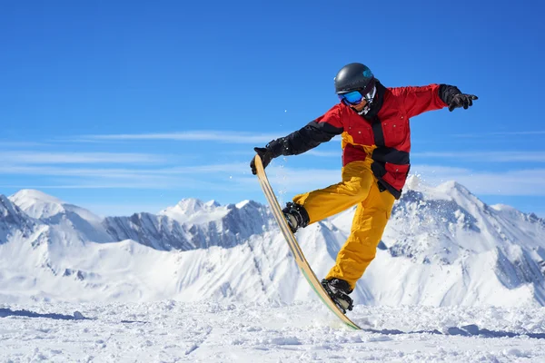 Snowboarder fazendo truque — Fotografia de Stock