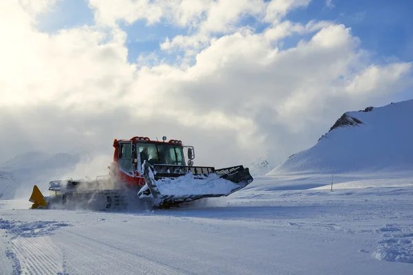 snowcat akşam bir yamaç üzerinde çalışma