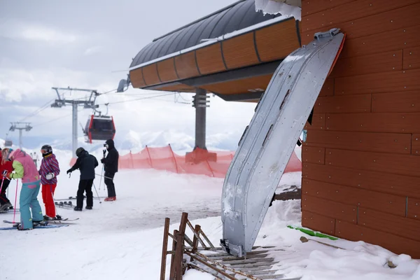 Orvosi hordágyon a mentési sérült síelőket hegyek ski resort. — Stock Fotó