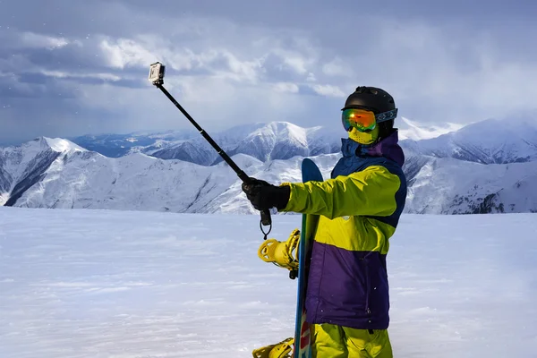 Snowboarder macht Selfie auf Action-Kamera-Stick — Stockfoto