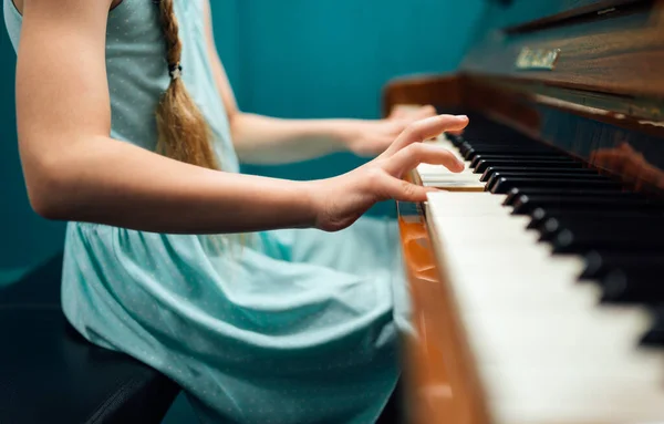 Chica aprendiendo a tocar el piano — Foto de Stock