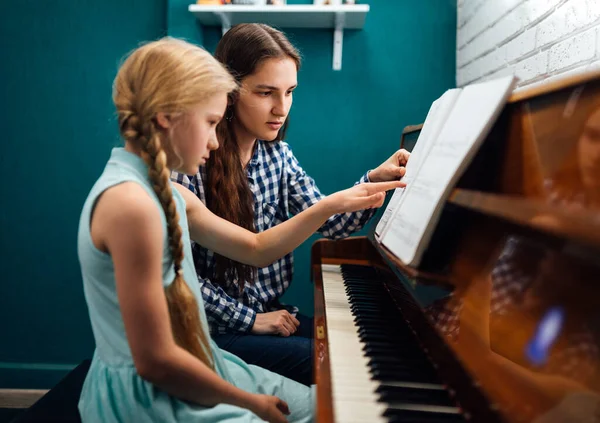 Η δασκάλα πιάνου δίνει ένα μάθημα μουσικής στο μαθητή της — Φωτογραφία Αρχείου