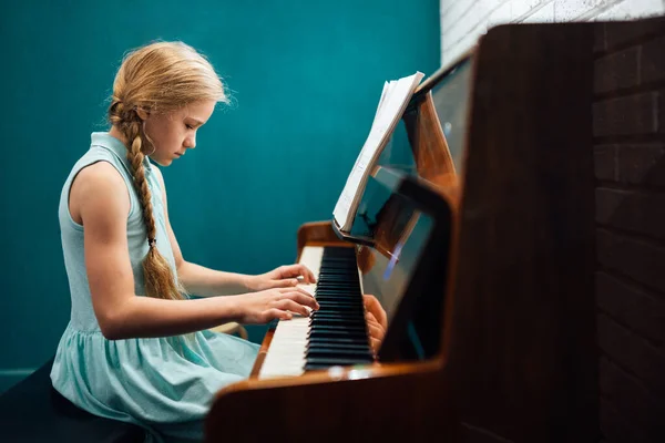 Adolescente ragazza pratica a suonare il pianoforte — Foto Stock