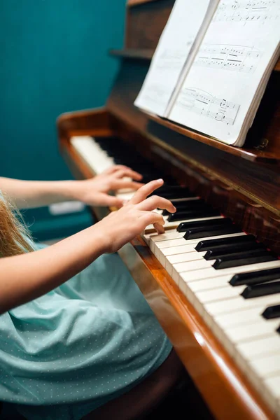 Μαθητής μουσικού σχολείου παίζει πιάνο — Φωτογραφία Αρχείου