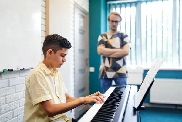 Μάθημα πιάνου στη μουσική σχολή — Φωτογραφία Αρχείου