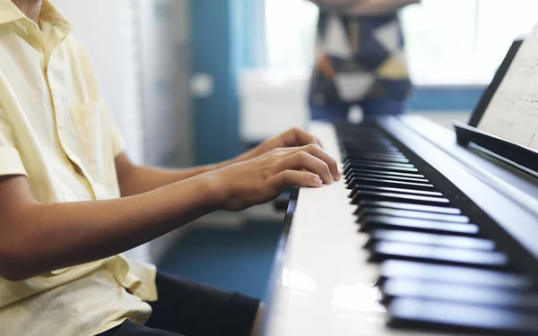 Παιδικά χέρια στο πιάνο πληκτρολόγιο — Φωτογραφία Αρχείου