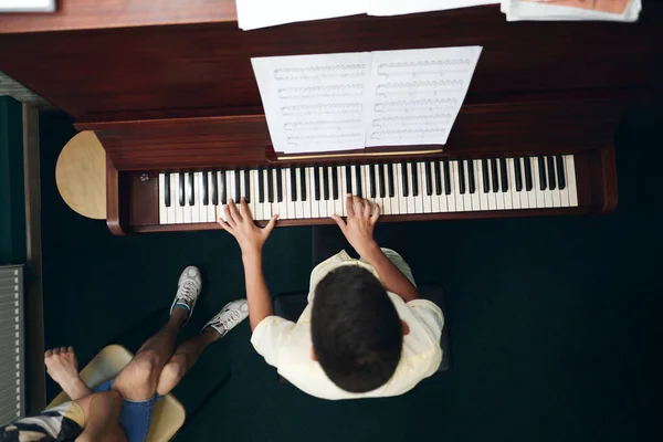 Studente che suona la tastiera del pianoforte a lezione di pianoforte — Foto Stock