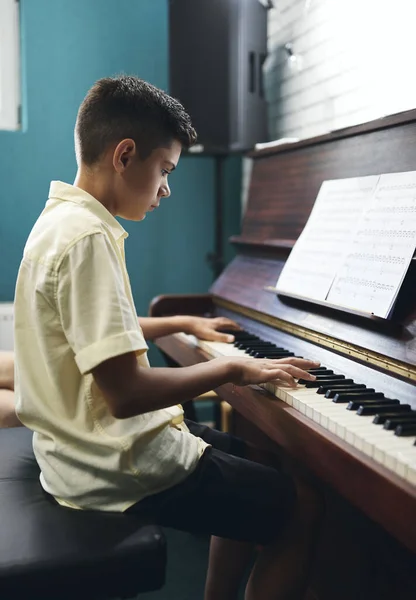Αγόρι που πλέκει το πιάνο στο μάθημα μουσικής — Φωτογραφία Αρχείου