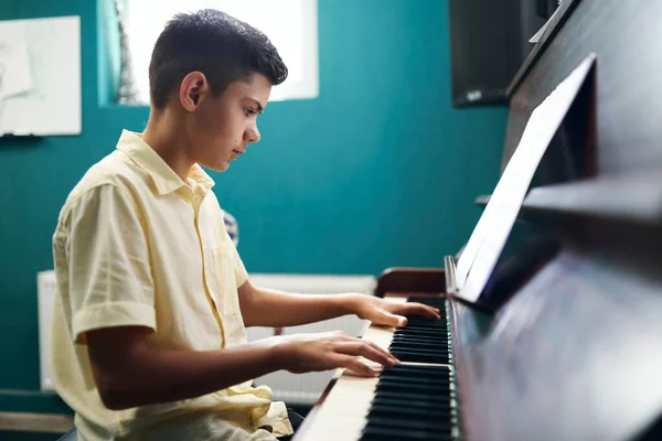 Niño practicando el piano en casa —  Fotos de Stock