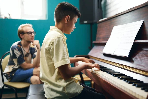 Ragazzo che ha una lezione di pianoforte a scuola di musica — Foto Stock