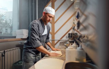 Şef pizza hamuru yapıyor. Mutfak işleri..