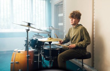 Bir çocuk davul çalmaktan hoşlanır.